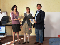 La Dott.ssa Antonelli e Giulia Demajo, rispettivamente nipote e pronipote del Conte Galeazzi, consegnano le targhe commemorative.
